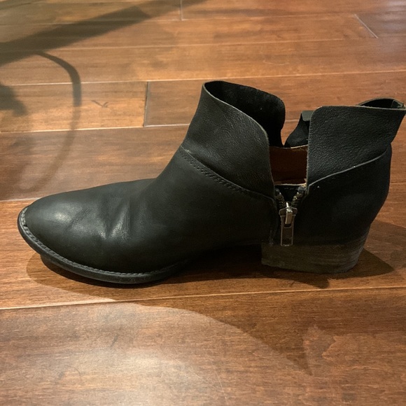 Seychelles black ankle booties. Size 6 - Picture 3 of 5